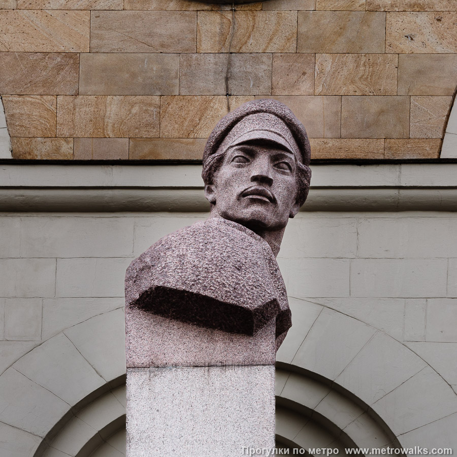 Станция Добрынинская (Кольцевая линия, Москва). Прямо перед вестибюлем установлен памятник революционеру Добрынину, имя которого носит станция.