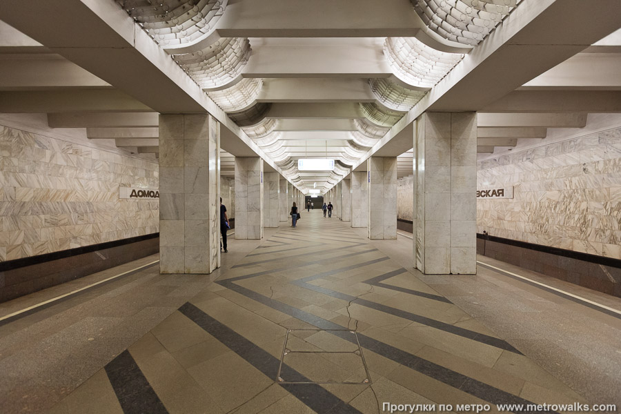 Станция Домодедовская (Замоскворецкая линия, Москва). Продольный вид центрального зала.