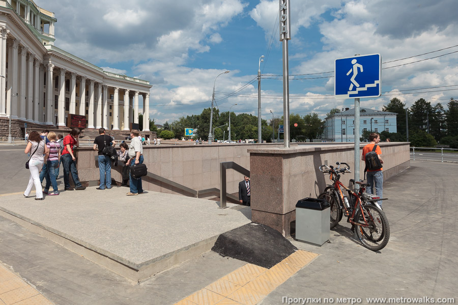 Станция Достоевская (Люблинско-Дмитровская линия, Москва). Вход на станцию осуществляется через подземный переход.