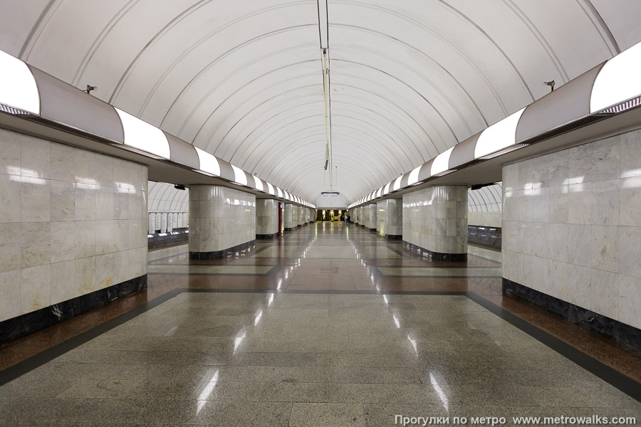 Станция Дубровка (Люблинско-Дмитровская линия, Москва). Центральный зал станции, вид вдоль от глухого торца в сторону выхода.