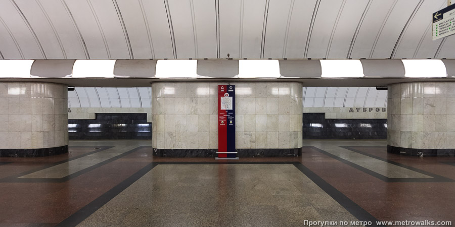 Станция Дубровка (Люблинско-Дмитровская линия, Москва). Центральный зал, вид поперёк — стеновые вставки между колоннами.
