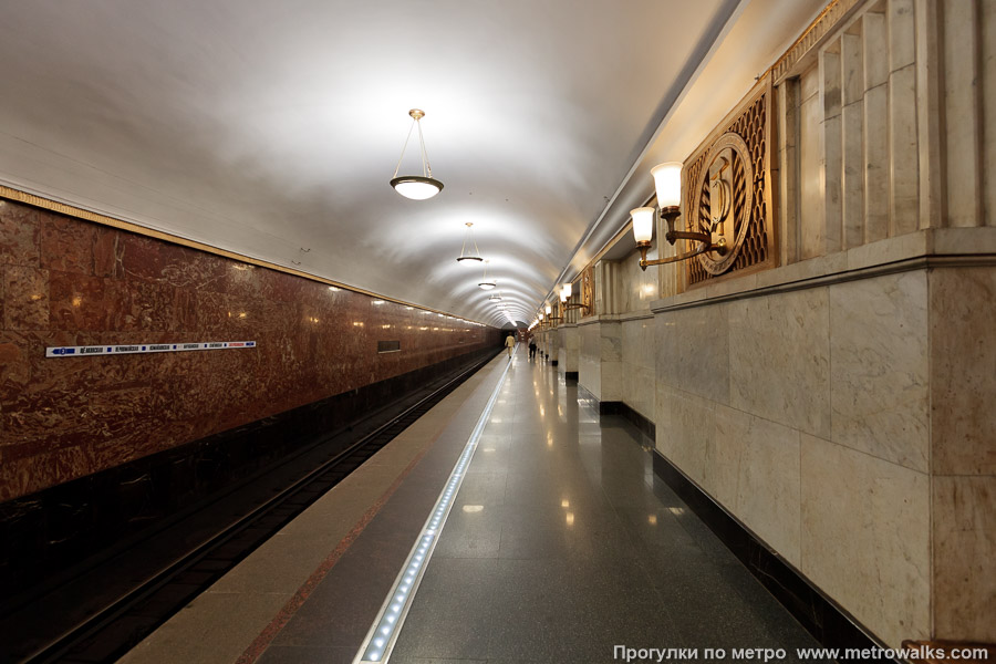 Станция Электрозаводская (Арбатско-Покровская линия, Москва). Боковой зал станции и посадочная платформа, общий вид.