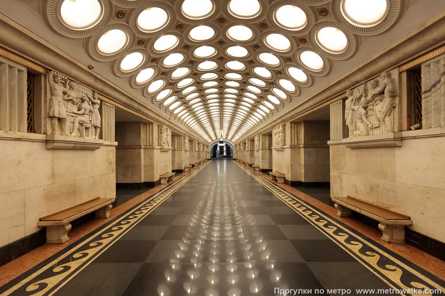 Станция Электрозаводская (Арбатско-Покровская линия, Москва). Центральный зал станции, вид вдоль от глухого торца в сторону выхода.