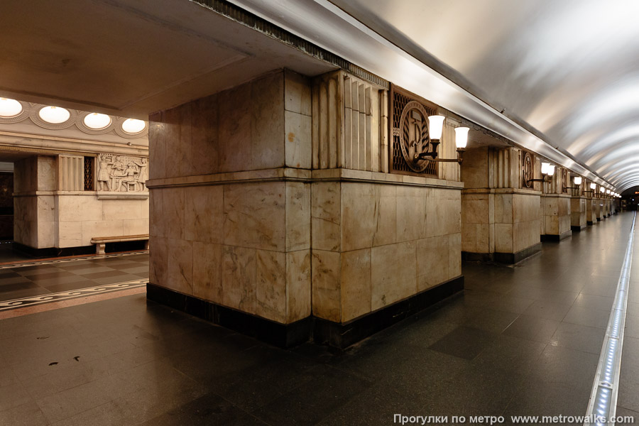 Станция Электрозаводская (Арбатско-Покровская линия, Москва). Вид на пилоны со стороны края платформы.