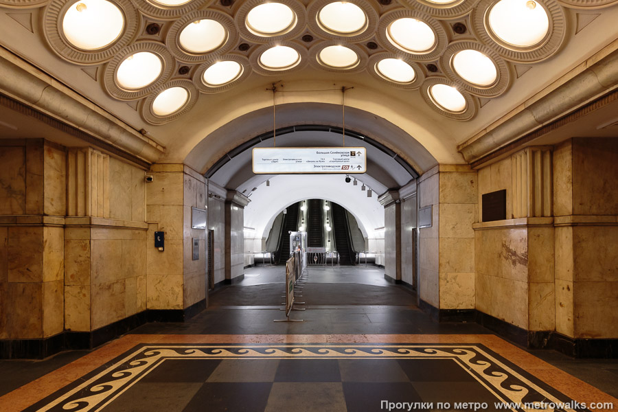 Станция Электрозаводская (Арбатско-Покровская линия, Москва). Выход в город, эскалаторы начинаются прямо с уровня платформы. В восточном торце центрального зала.