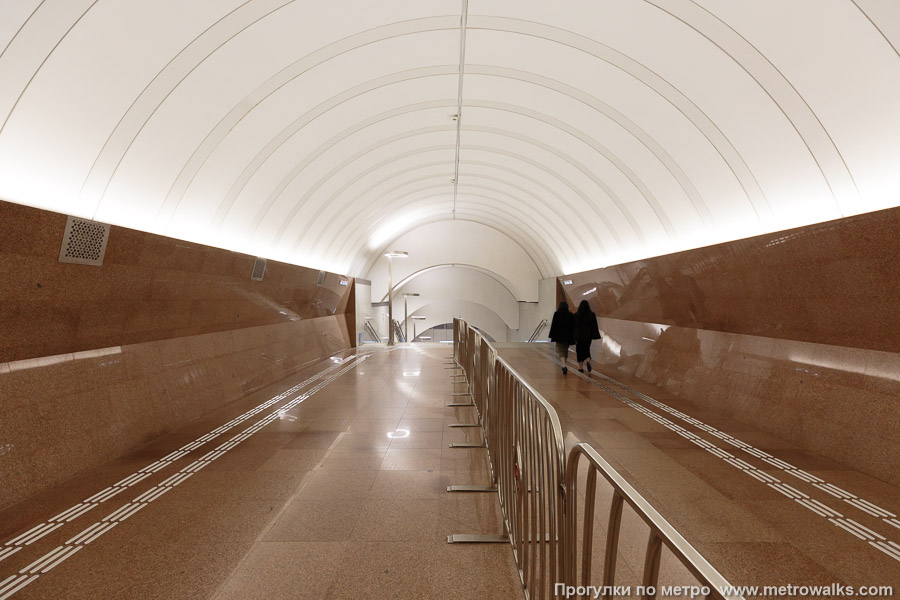 Станция Электрозаводская (Большая кольцевая линия, Москва). В конце перехода между Электрозаводскими — спуск на станцию Арбатско-Покровской линии.