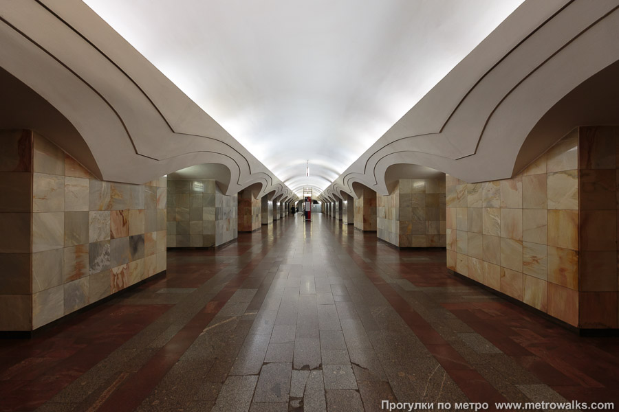 Станция Шоссе Энтузиастов (Калининская линия, Москва). Центральный зал станции, вид вдоль от глухого торца в сторону выхода.
