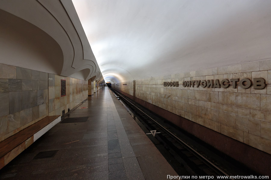 Станция Шоссе Энтузиастов (Калининская линия, Москва). Боковой зал станции и посадочная платформа, общий вид.