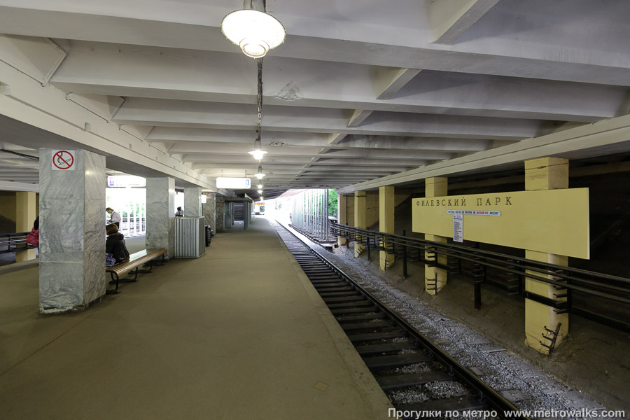 Станция Филёвский парк (Филёвская линия, Москва). Продольный вид вдоль края платформы.