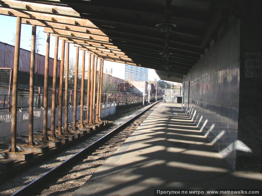 Станция Филёвский парк (Филёвская линия, Москва). Продольный вид вдоль края платформы. Исторический снимок (2003): временное укрепление разрушающихся конструкций станции.