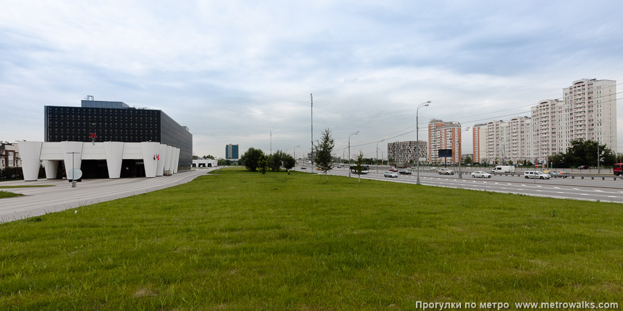 Станция Физтех (Люблинско-Дмитровская линия, Москва). Северный (спереди) и южный (сзади) вестибюли находятся по одну сторону Дмитровского шоссе, через которое даже нет наземного пешеходного перехода к жилому району на другой стороне.