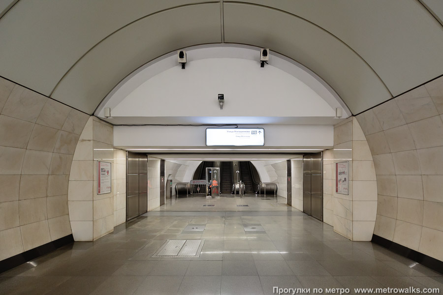 Станция Фонвизинская (Люблинско-Дмитровская линия, Москва). Выход в город, эскалаторы начинаются прямо с уровня платформы. Северный выход — на улицу Милашенкова.