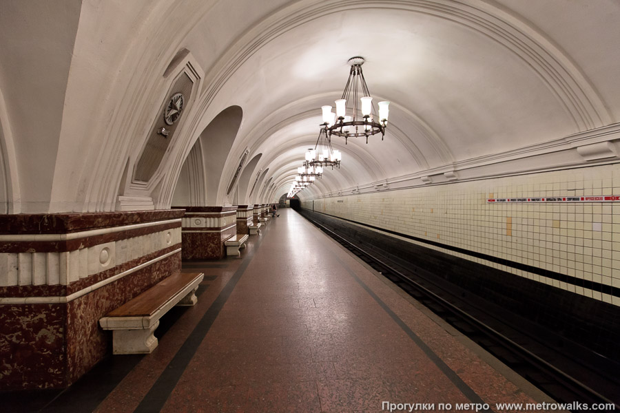 Станция Фрунзенская (Сокольническая линия, Москва). Боковой зал станции и посадочная платформа, общий вид.