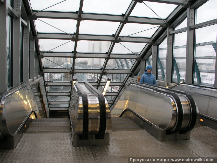 Станция Улица Горчакова (Бутовская линия, Москва). Выход в город, эскалаторы начинаются прямо с уровня платформы. Историческое фото в дни открытия станции.