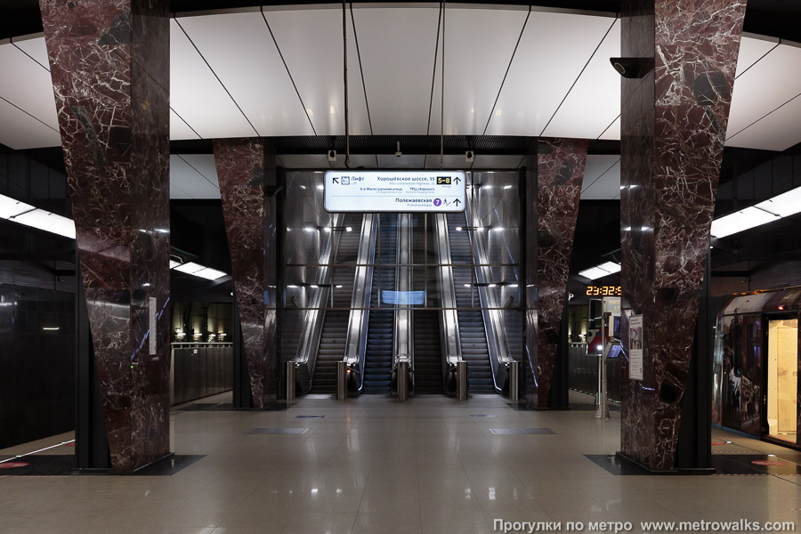 Станция Хорошёвская (Большая кольцевая линия, Москва). Выход в город, эскалаторы начинаются прямо с уровня платформы. Пересадка на Таганско-Краснопресненскую линию — через этот же выход и общий вестибюль.