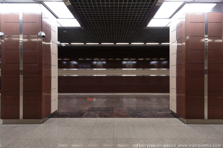 Станция Ховрино (Замоскворецкая линия, Москва). Поперечный вид. Вид с бежевой стороны станции на коричневую.