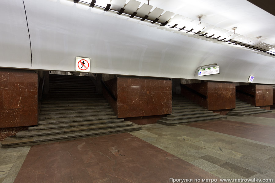 Станция Площадь Ильича (Калининская линия, Москва). В центре зала — переход на станцию Римскую Люблинско-Дмитровской линии.