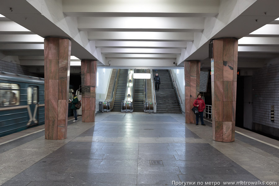 Станция Калужская (Калужско-Рижская линия, Москва). Выход в город, эскалаторы начинаются прямо с уровня платформы.