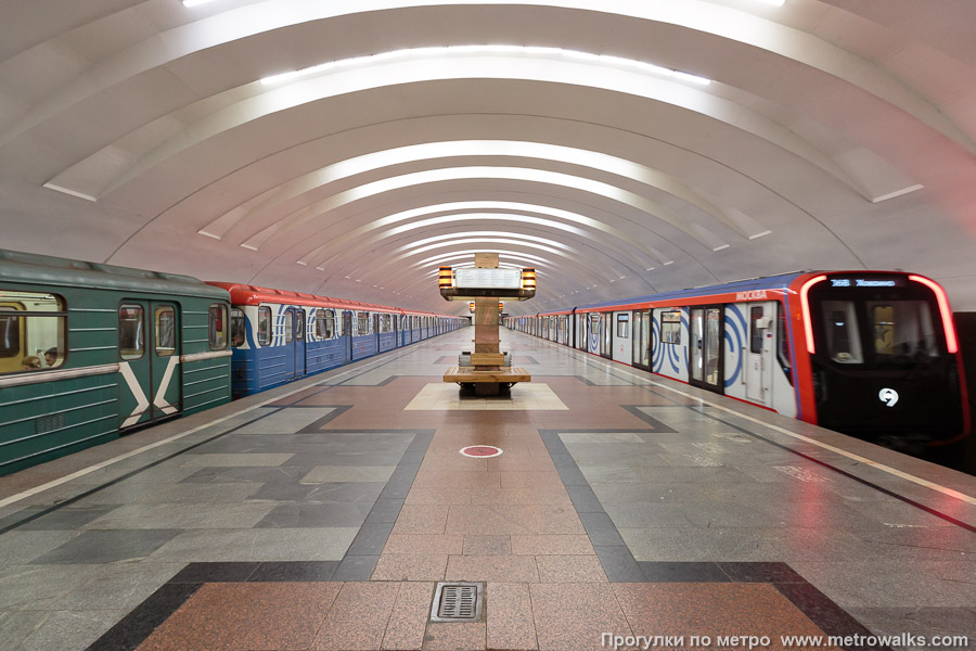 Станция Кантемировская (Замоскворецкая линия, Москва). Продольный вид по оси станции. Для оживления картинки — с поездами.