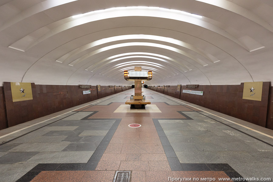Станция Кантемировская (Замоскворецкая линия, Москва). Продольный вид по оси станции.
