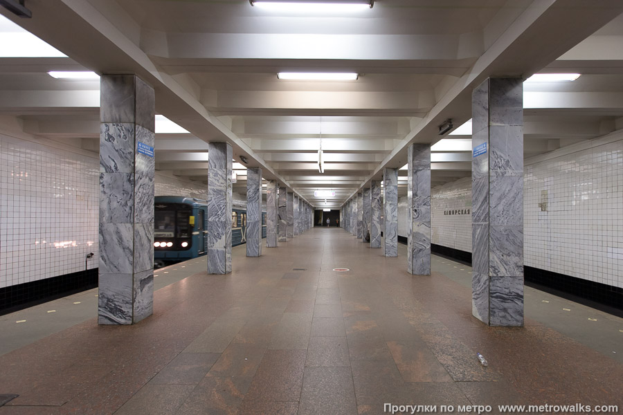 Станция Каширская (Замоскворецкая линия, Москва). Продольный вид центрального зала. Первый, восточный зал станции, “серый”. Сюда прибывают поезда, следующие на восток и на север, в сторону центра.