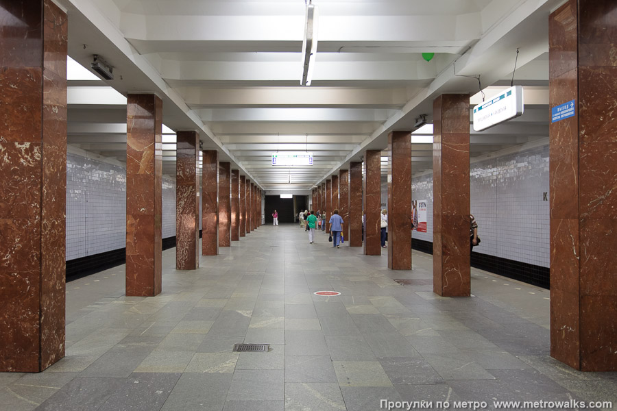 Станция Каширская (Замоскворецкая линия, Москва). Продольный вид центрального зала. Второй, западный зал станции, “цветной”. Сюда прибывают поезда, следующие из центра на юг и отправляются поезда на запад.