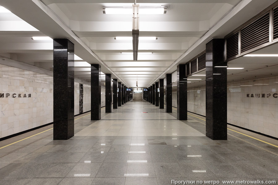 Станция Каширская (Большая кольцевая линия, Москва). Продольный вид центрального зала. Второй, западный зал станции, с чёрными колоннами и белыми стенами. Сюда прибывают поезда, следующие из центра на юг и по кольцу на запад.