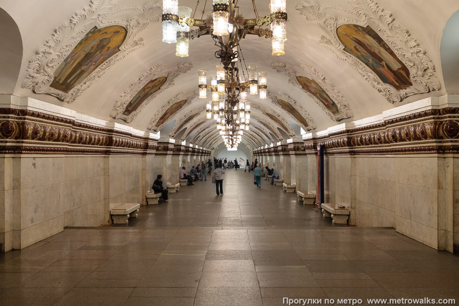 Станция Киевская (Арбатско-Покровская линия, Москва). Продольный вид центрального зала.