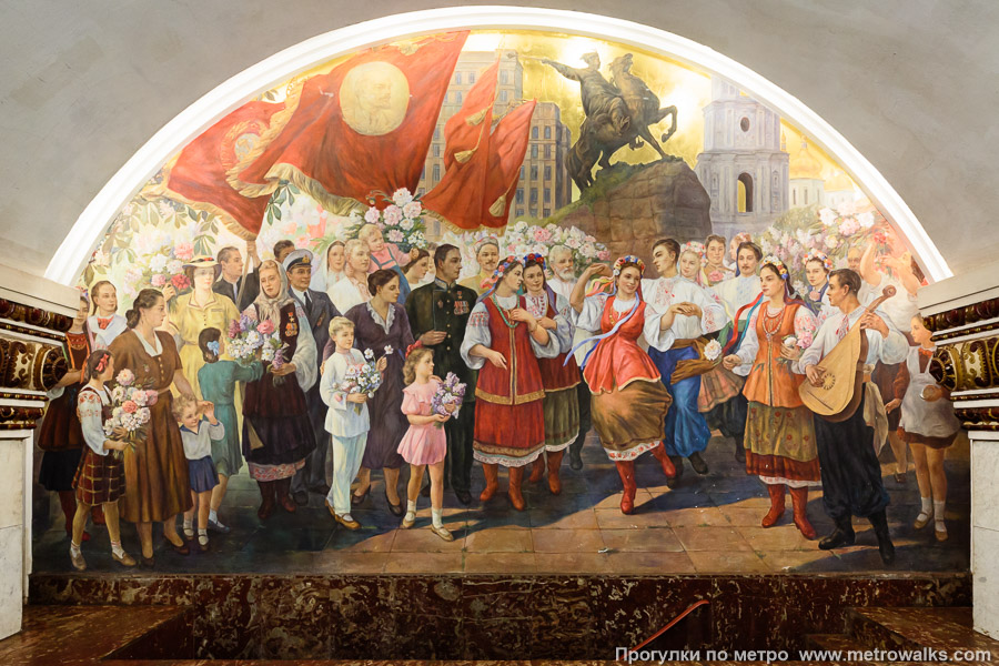 Станция Киевская (Арбатско-Покровская линия, Москва). Воссозданное к 2013 году панно о 300-летии воссоединения Украины и России. Многие детали заметно отличаются.
