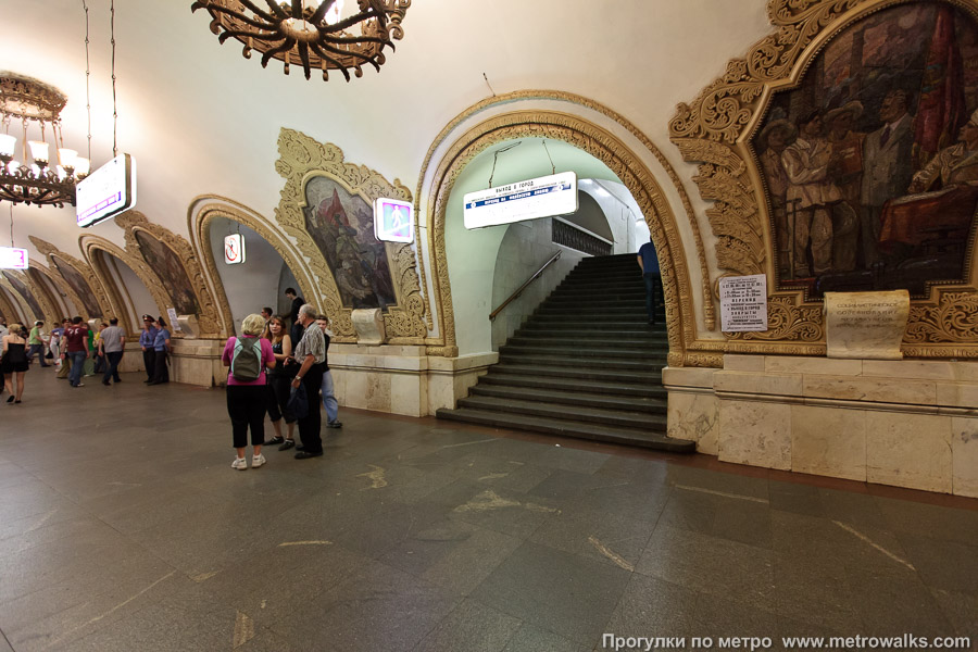 Станция Киевская (Кольцевая линия, Москва). Около перехода. В центре зала — переход на одноимённую станцию Арбатско-Покровской линии.