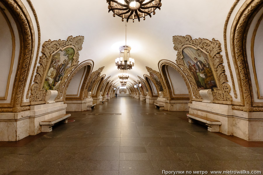 Станция Киевская (Кольцевая линия, Москва). Центральный зал станции, вид вдоль от входа в сторону глухого торца.