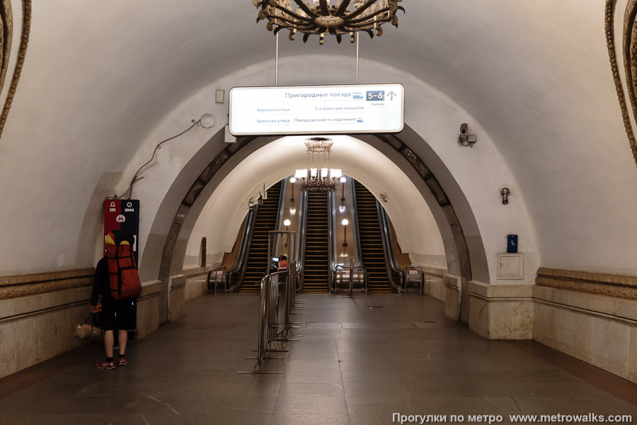Станция Киевская (Кольцевая линия, Москва). Выход в город, эскалаторы начинаются прямо с уровня платформы. Этот выход (с южной стороны станции) ведёт в западный наземный вестибюль, встроенный в здание Киевского вокзала.