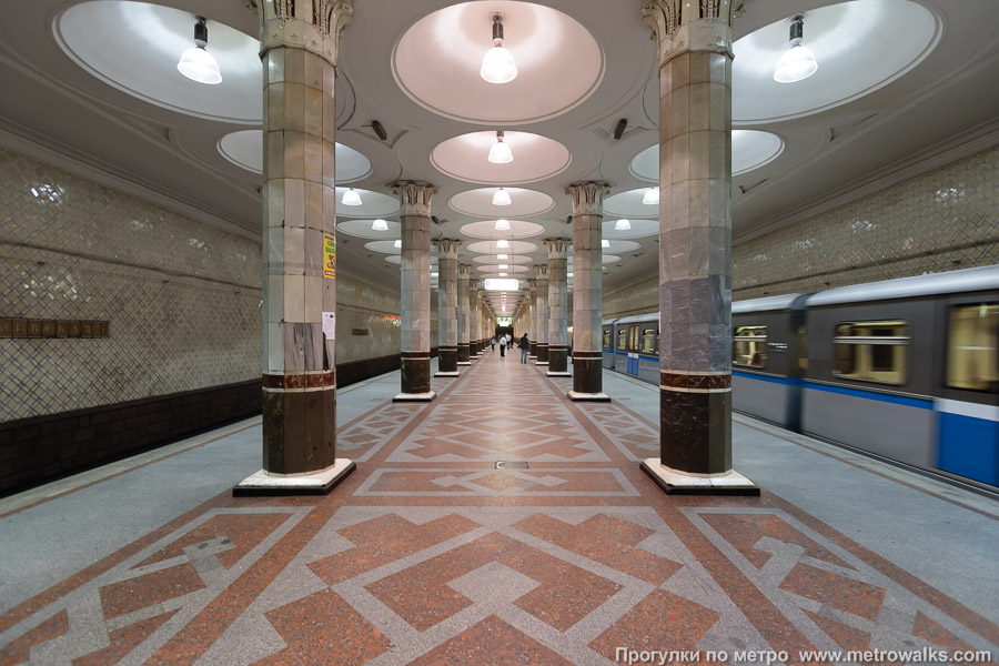 Станция Киевская (Филёвская линия, Москва). Продольный вид центрального зала.