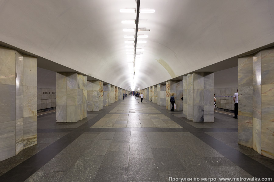 Станция Китай-город (Таганско-Краснопресненская линия, Москва). Продольный вид центрального зала. Восточный зал “гармошка”. Сюда прибывают поезда обеих линий, следующие в северных направлениях.