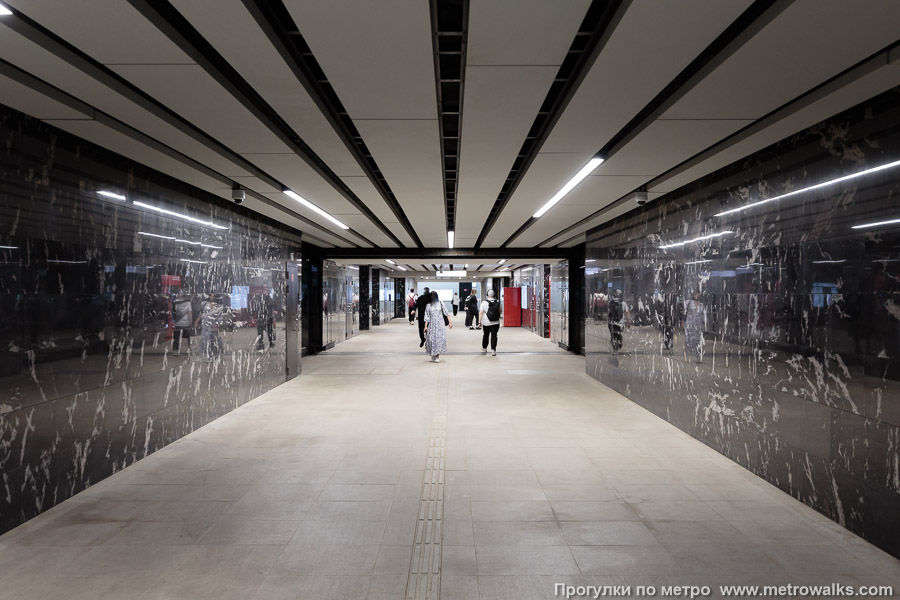 Станция Коммунарка (Троицкая линия, Москва). Коридор подземного перехода.