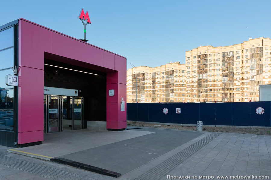 Станция Коммунарка (Троицкая линия, Москва). Общий вид окрестностей станции. С другой стороны — тоже заборы недостроенных улиц.