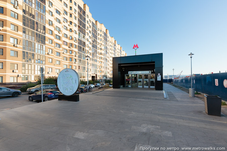 Станция Коммунарка (Троицкая линия, Москва). Вход на станцию осуществляется через подземный переход. Чёрный спуск № 1 — ближе к жилым домам.
