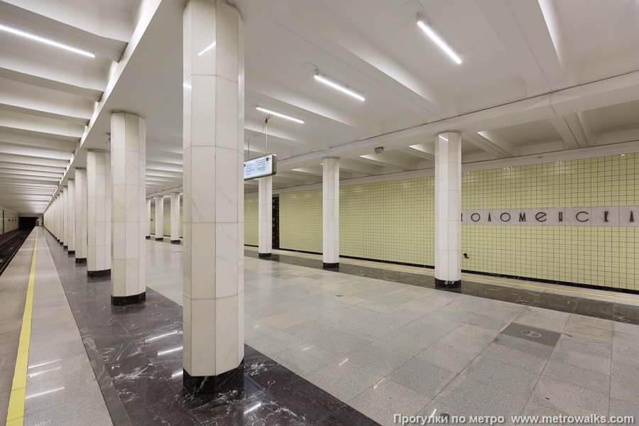 Станция Коломенская (Замоскворецкая линия, Москва). Вид с края платформы по диагонали на противоположную сторону сквозь центральный зал.