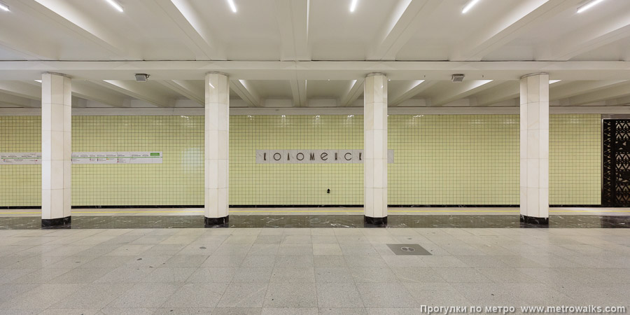 Станция Коломенская (Замоскворецкая линия, Москва). Поперечный вид, проходы между колоннами из центрального зала на платформу.