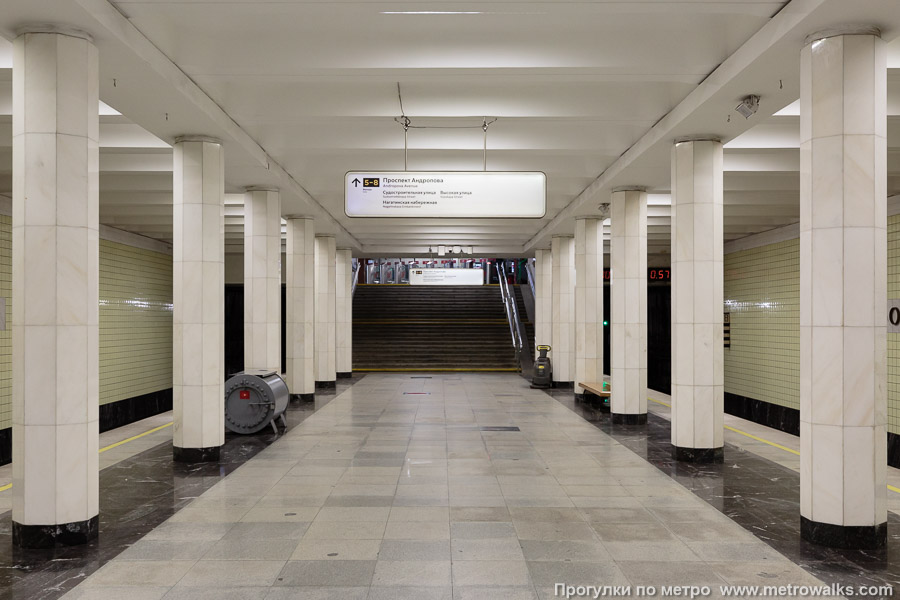Станция Коломенская (Замоскворецкая линия, Москва). Часть станции около выхода в город. Северный выход на проспект Андропова к Судостроительной улице.