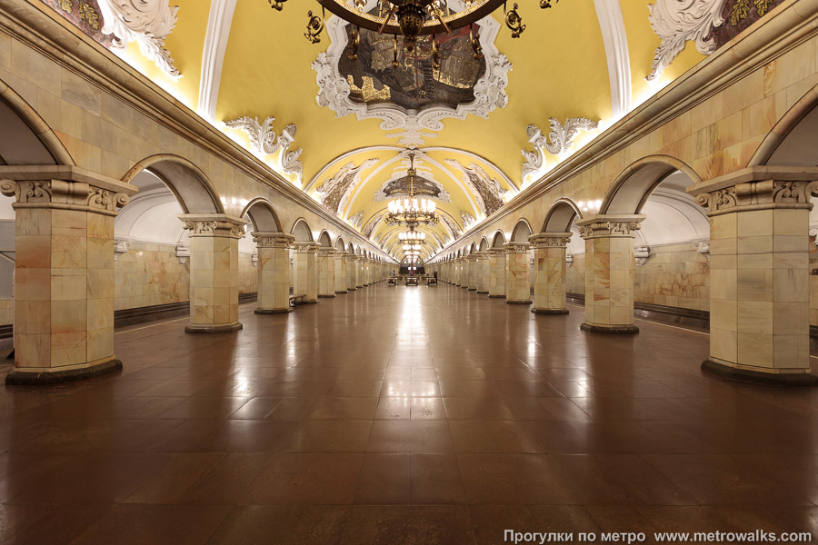 Станция Комсомольская (Кольцевая линия, Москва). Центральный зал станции, вид вдоль от глухого торца в сторону выхода.