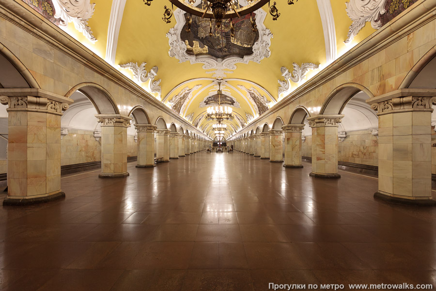 Станция Комсомольская (Кольцевая линия, Москва). Центральный зал станции, вид вдоль от глухого торца в сторону выхода.