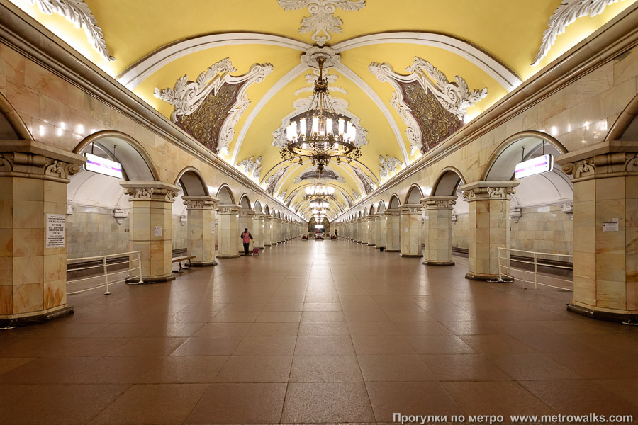 Станция Комсомольская (Кольцевая линия, Москва). Центральный зал станции, вид вдоль от входа в сторону глухого торца.