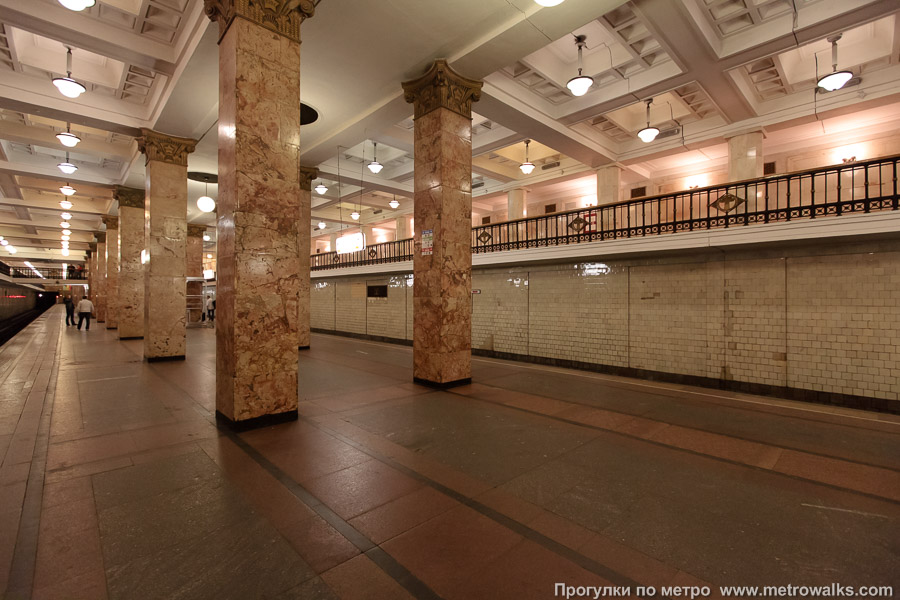 Станция Комсомольская (Сокольническая линия, Москва). Вид с края платформы по диагонали на противоположную сторону сквозь центральный зал.