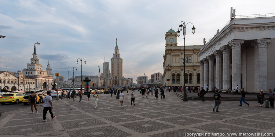 Станция Комсомольская (Сокольническая линия, Москва). Общий вид окрестностей станции. Слева — Казанский вокзал, справа — Ленинградский.