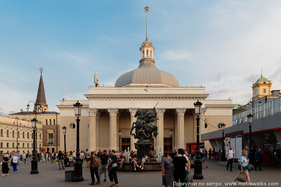 Станция Комсомольская (Сокольническая линия, Москва). Вид вестибюля сзади — с площадки между Ленинградским и Ярославским вокзалами.