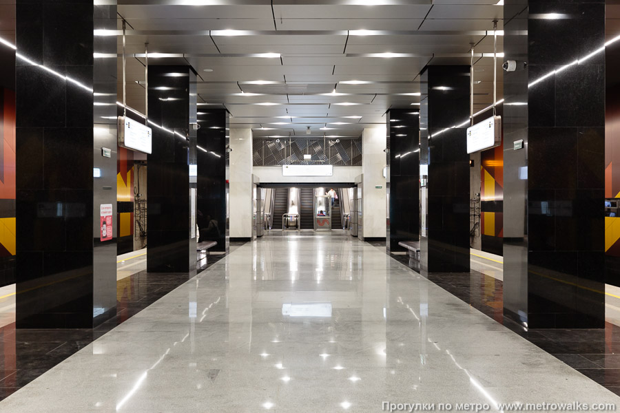 Станция Корниловская (Троицкая линия, Москва). Часть станции около выхода в город. Северный, главный, первый выход, ведущий в здание наземного вестибюля на улице Адмирала Корнилова почему-то имеет номер 2.