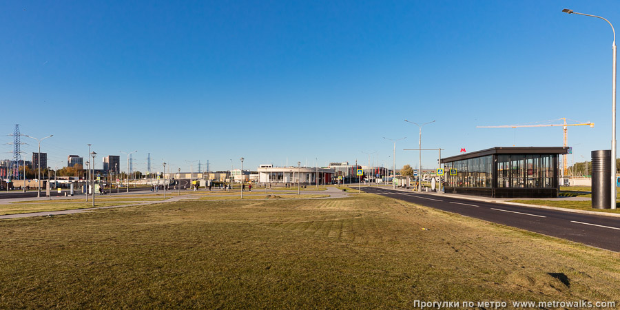 Станция Корниловская (Троицкая линия, Москва). Общий вид окрестностей станции. В центре — наземный вестибюль станции, справа — спуск в дополнительный подземный вестибюль.