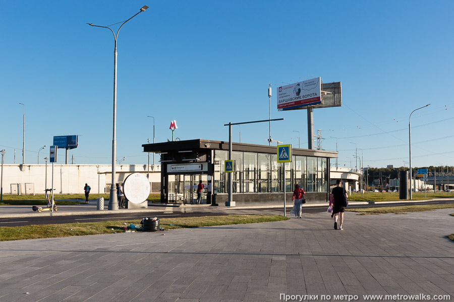 Станция Корниловская (Троицкая линия, Москва). Вход в подземный вестибюль станции через спуск, похожий на подземный переход. Не очень понятно, зачем нужен второй вход, ибо перейти на другую сторону ни одной дороги по нему нельзя, а в шаговой доступности доступен нормальный наземный вестибюль станции метро.