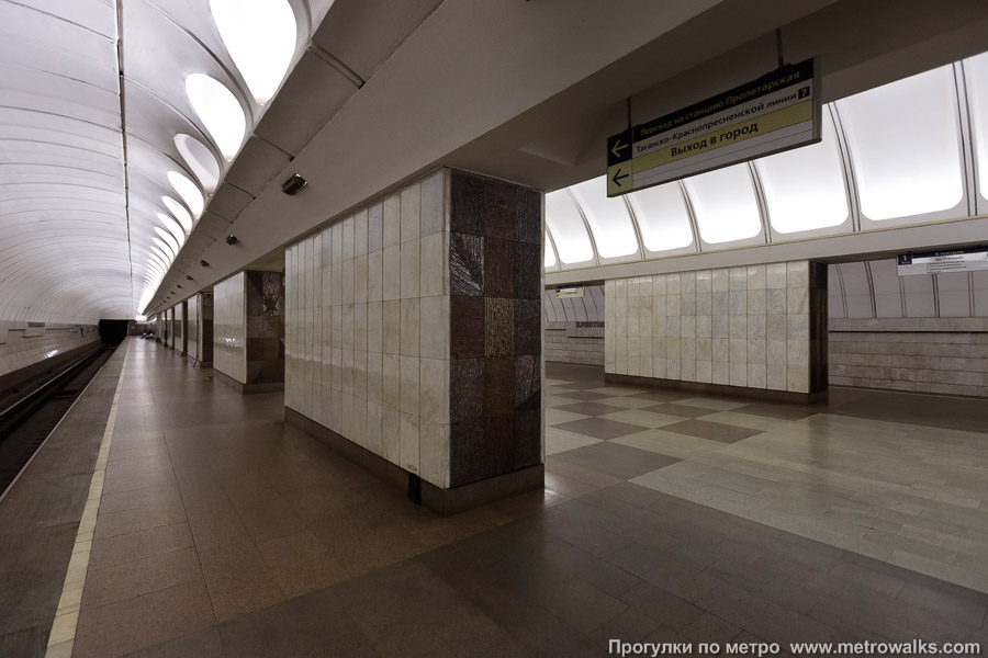 Станция Крестьянская Застава (Люблинско-Дмитровская линия, Москва). Вид с края платформы по диагонали на противоположную сторону сквозь центральный зал.